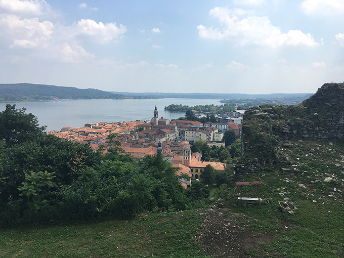 Arona, centro storico assediato