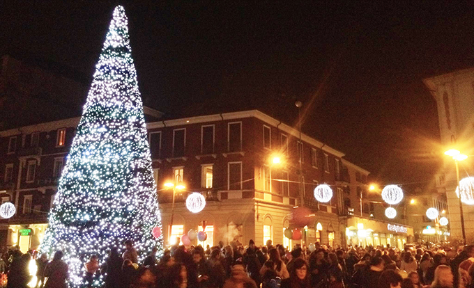 Si prepara l'accensione delle luminarie e del grande albero di Natale