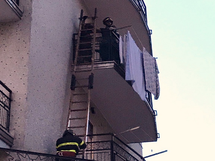 Arona: Vigili del Fuoco liberano bimba rimasta chiusa in casa