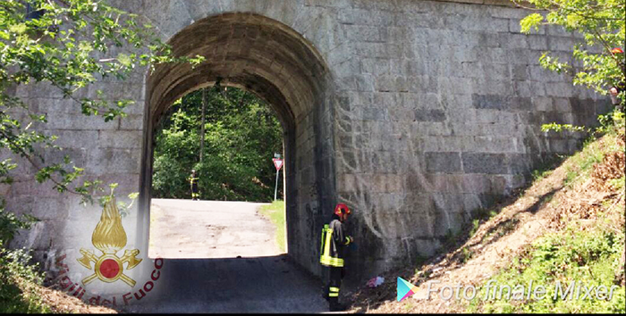 Parapetto pericolante sulla Arona-Novara. Intervengono i Vigili del fuoco