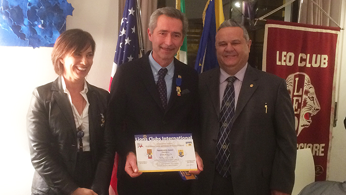  Lions club Arona Stresa,riconoscimento al past president Danilo Valesia