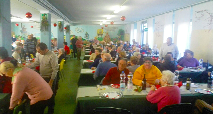 Lesa: sindaco e consiglieri comunali camerieri per un giorno. In 200 al pranzo dell'Epifania
