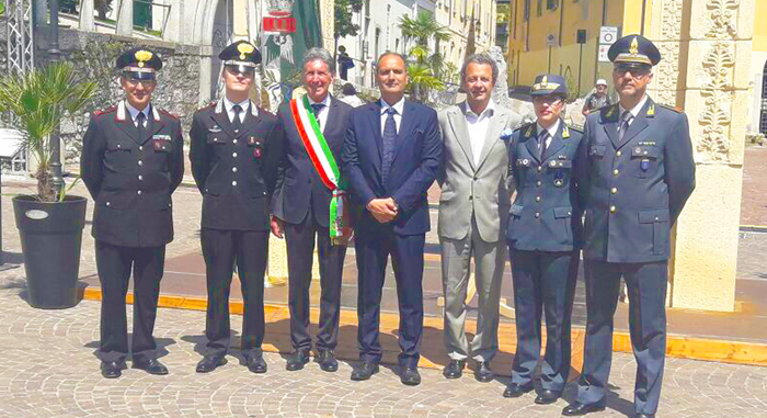 Niente bandiera italiana alla Festa della Repubblica. Ad Arona "dimenticano" il tricolore. Foto