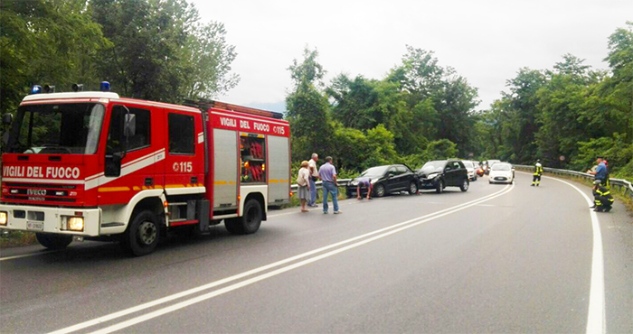 Arona: tamponamento tra due auto, feriti al Dea