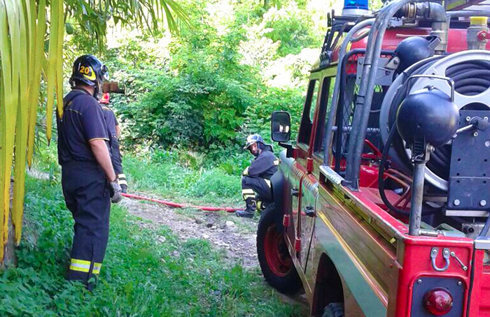  Incendio sterpaglie al parco Borromeo di Arona, arrivano i Vigili del fuoco