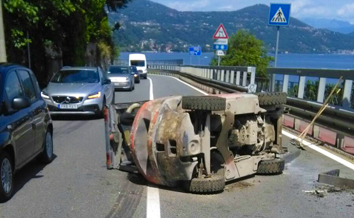 Perde un muletto dall'autoarticolato e blocca la strada