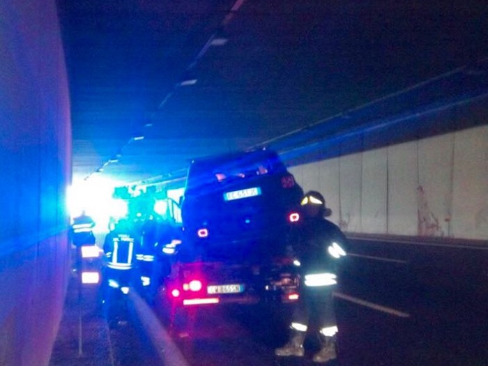 Incidente in galleria sull’A26. Coinvolta un’auto, illesi gli occupanti