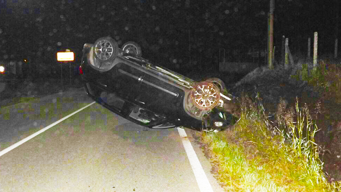 Perde il controllo, esce di strada e si cappotta. Portato al Dea