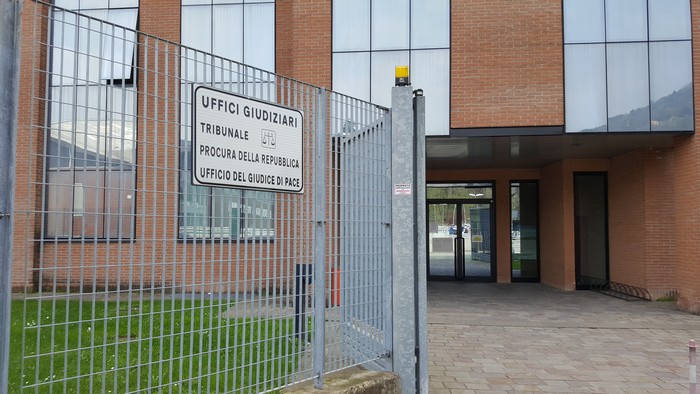 Litiga con i fratelli e li accoltella, giardiniere ai domiciliari: “mi sono difeso”