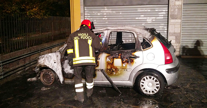 Auto posteggiata prende fuoco, intervento dei vigili evita il propagarsi delle fiamme. Foto