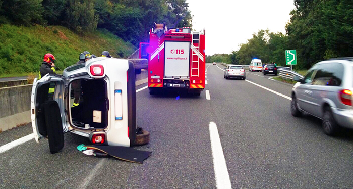 Si cappotta in autostrada, una persona ferita 