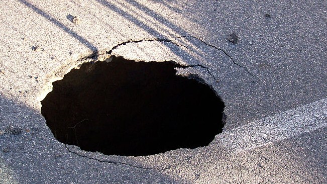 Dagnente: segnalata grossa crepa sulla carreggiata