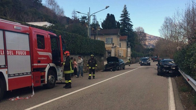 Cinque feriti, fra cui due minori, in un incidente sulla SS33 del Sempione