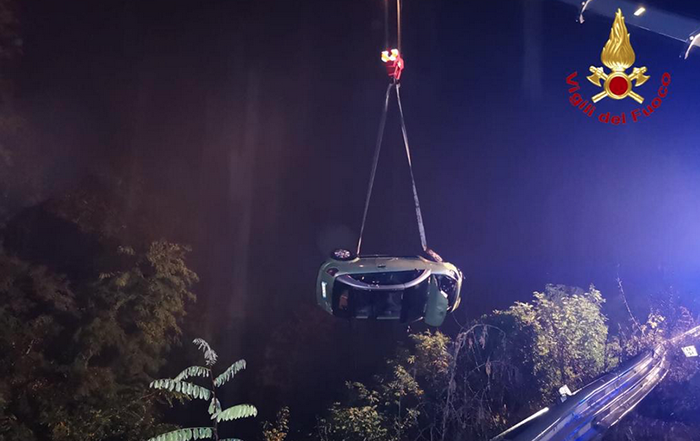Auto sfonda il guard rail e finisce in una scarpata. A bordo quattro ragazze, praticamente illese