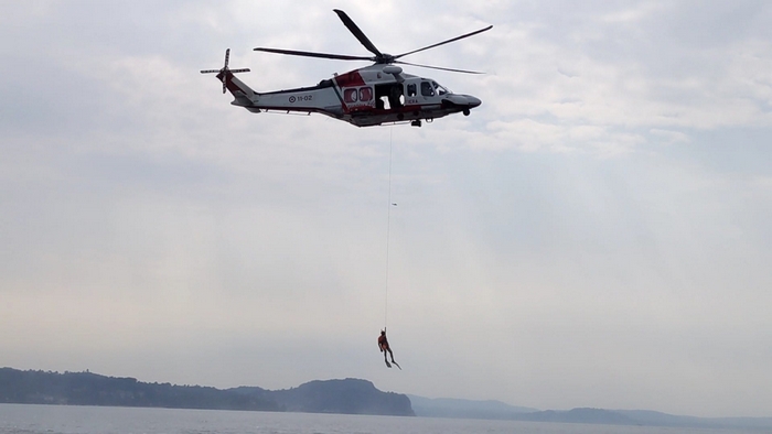 Uomo in acqua: esercitazione della Guardia Costiera davanti Villa Taranto - FOTO 