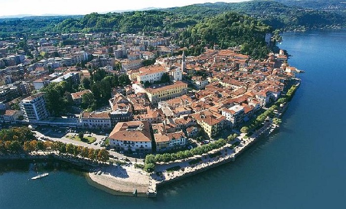 Arona, il Pd sull’incidente di via Chinotto: “Un anno e mezzo fa respinta una nostra mozione sulla sicurezza nella via”