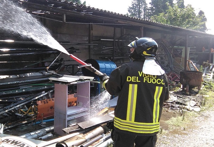 Nebbiuno: incendio  all’interno di un deposito. Fiamme domate, nessun ferito 