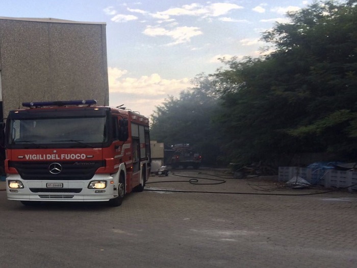 Marano Ticino, incendio vegetazione vicino alla linea ferroviaria
