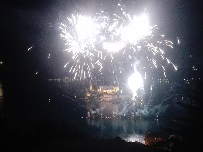 Luci, suoni e magia con i fuochi artificiali a Orta. Fotogallery e video