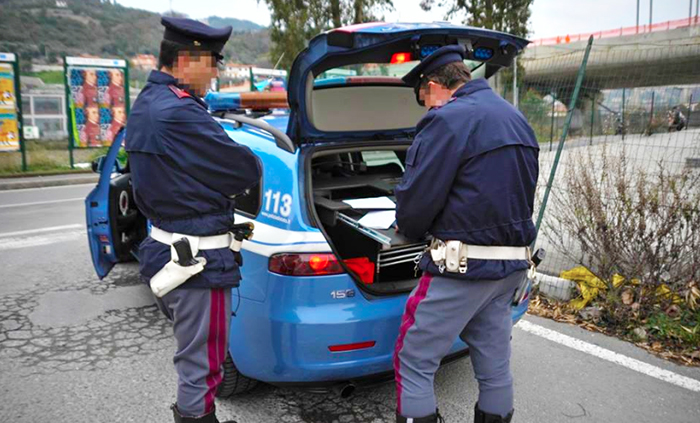 Sbatte contro auto posteggiata, positivo all'etilometro, patente ritirata