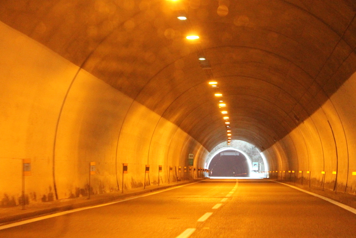 Camion urta le luci della galleria in autostrada