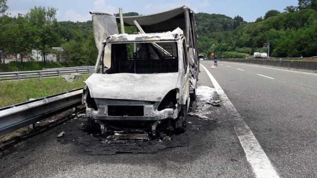 Brovello C furgone in fiamme