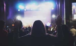 Concerto ragazza palco