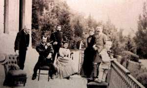 Famiglia Faraggiana davanti al Museo Meina