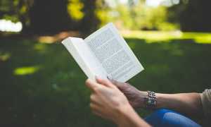 Leggere libro donna parco