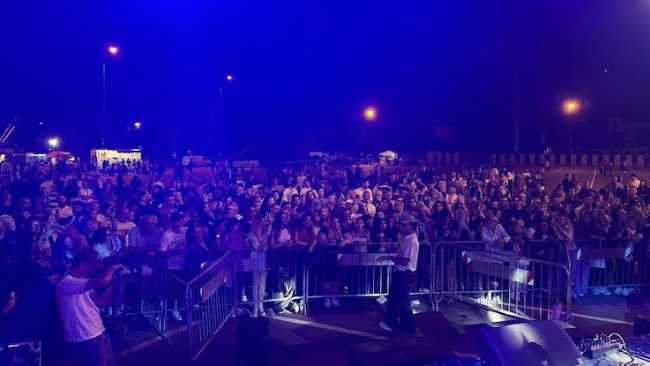 Leo Gassmsn arona on stage