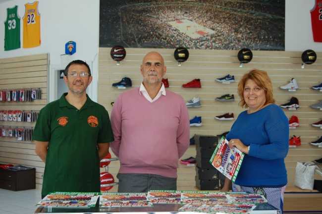 Mauro Lucchi responsabile tecnico Camp Dario Paracchini presidente Arona Basket e Renata Mariotti responsabile organizzativo Camp