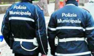 Polizia locale agenti spalle