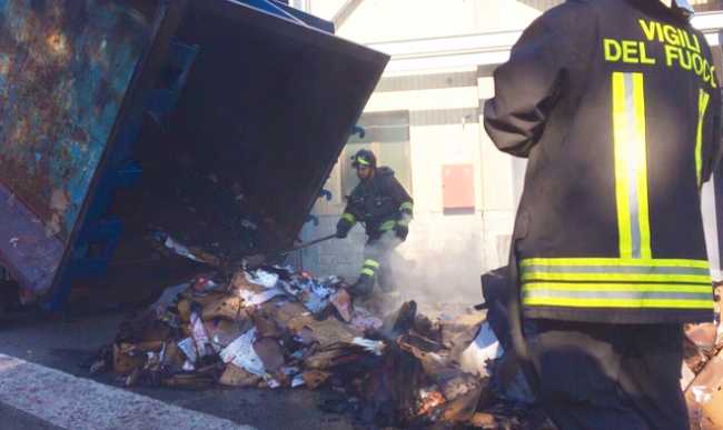 arona incendio compattatore carta