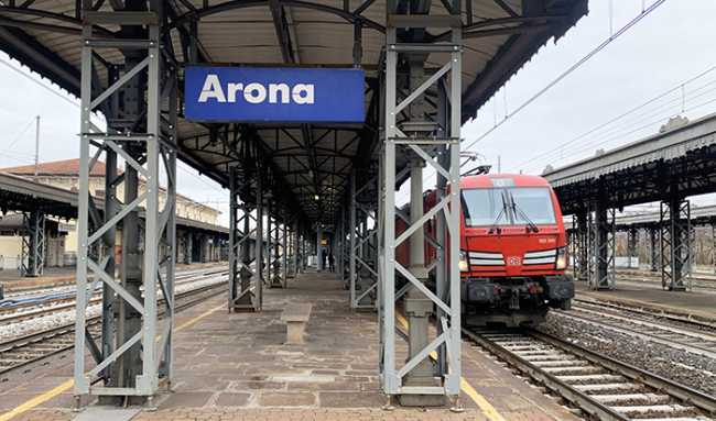 arona stazione binari treno