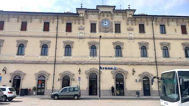 arona stazione facciata