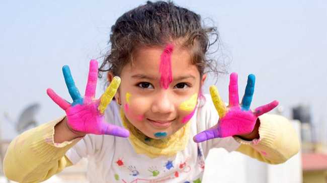 bambina gioco mani colori