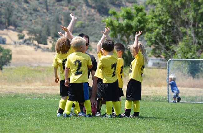 bambini calcio batti cinque