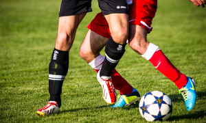 calcio pallone scratata gambe