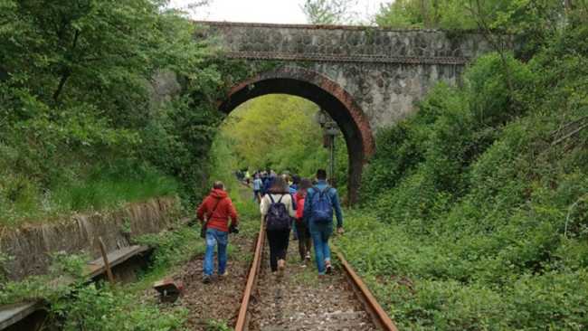 camminata binari comignago