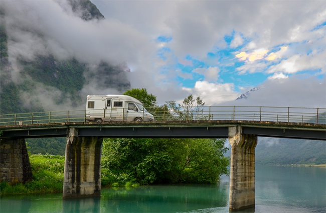 camper ponte lago montagna