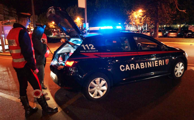 carabinieri notte fermo alcoltest militari paletta
