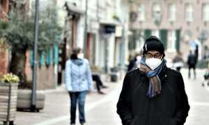 gente strada mascherina