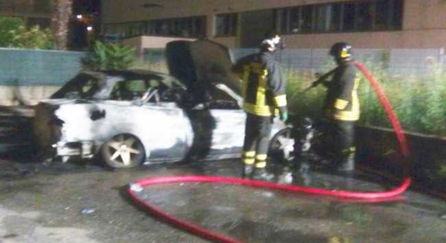 incendio auto castelletto vigili