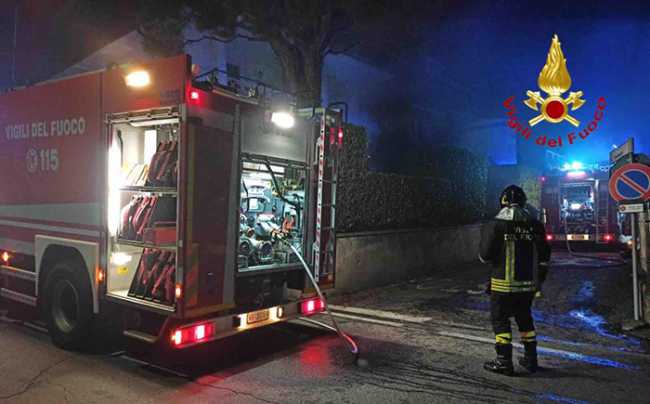 incendio notte autopompe vigile