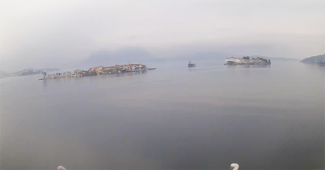 isole lago nebbia
