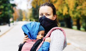 mamma bambino covid mascherina