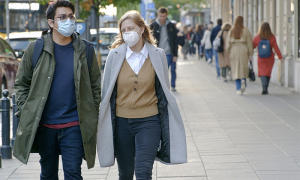 marciapiede covid mascherine