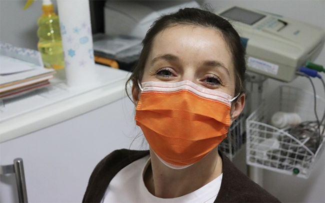 mascherina arancione sorriso covid