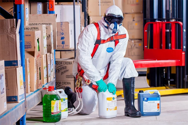 operaio tuta maschera bianco