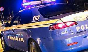 polizia auto notte luci scritta corsa